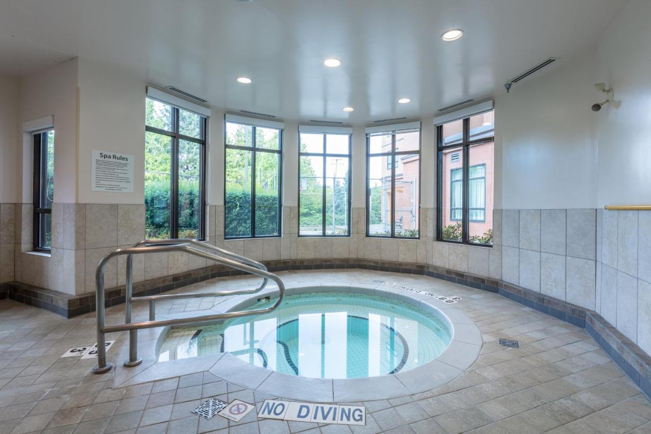 Holiday Inn Express & Suites Riverport Richmond By Ihg Bagian luar foto